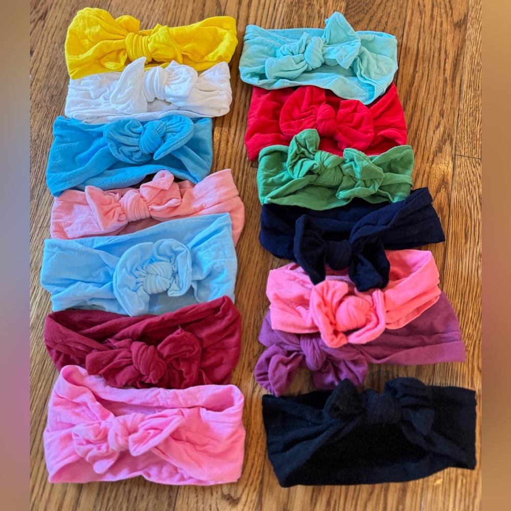 Set of 14 baby headbands - never used - good condition
See photos
